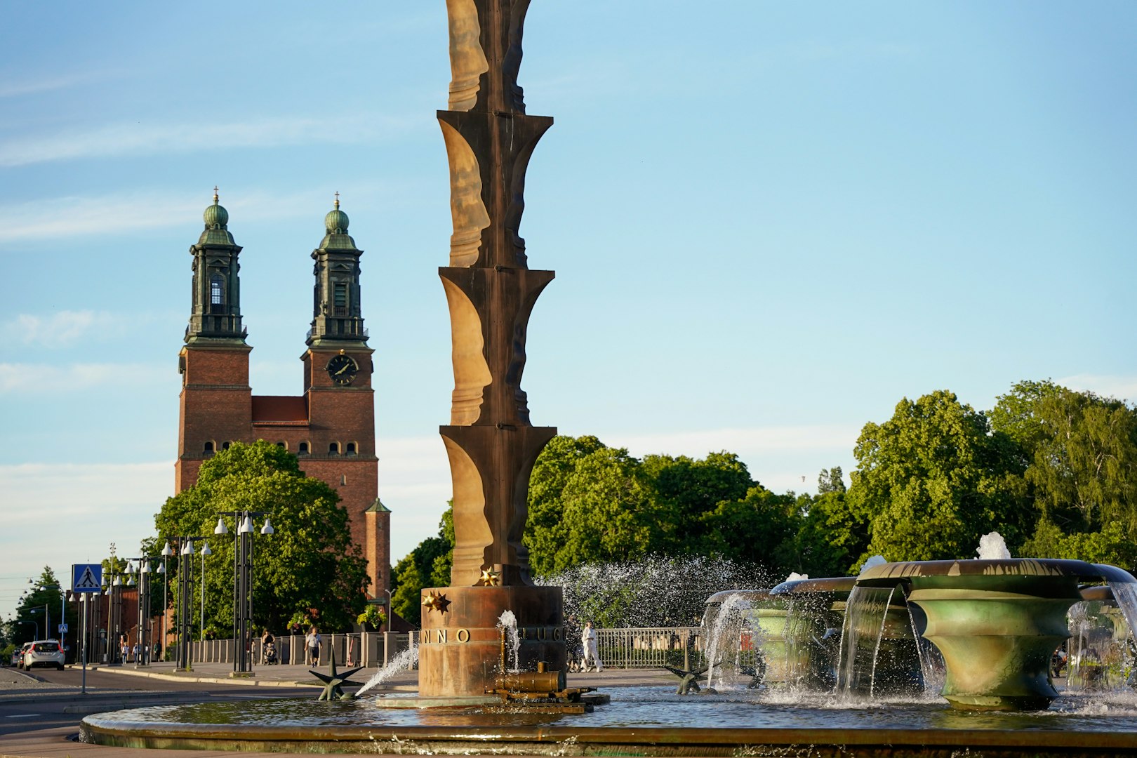 Bild över S:t Eskils kyrka och en fontän.